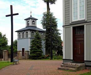 wybudowany w 1910 roku drewniany kosciol katolicki pod wezwaniem swietego bartlomieja apostola w miejscowosci paprotnia na mazowszu w polsce