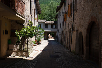 Fototapeta na wymiar alleys and buildings of Scheggino province of Perugia