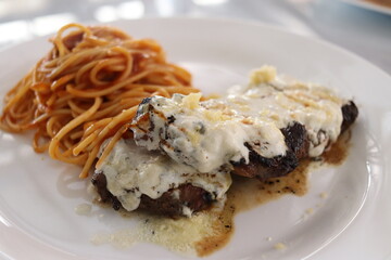 File ao Gorgonzola e Macarrão