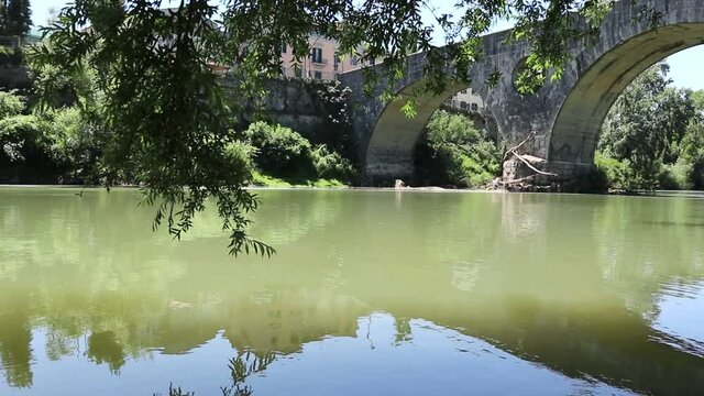 Capua - Panoramica del borgo dalla riva del fiume