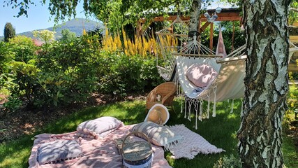 Piknik w letnim ogrodzie wśród natury pod brzozami, piknik na kocyku w cieniu drzew - obrazy, fototapety, plakaty