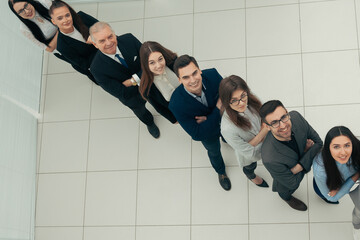 Obraz premium group of smiling business people standing in a row and looking at the camera.