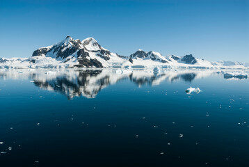Fototapeta na wymiar Paraiso Bay mountains landscape, Antartic Península.