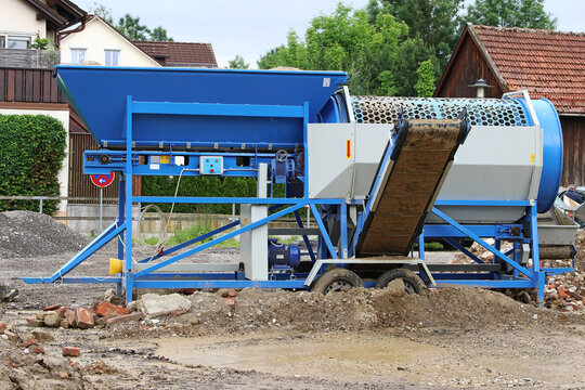 Eine mobile Bau-Brechanlage, Steinbrechmaschine oder Bauschuttschredder zum Zerkleinern von Bauschutt, Steinen und Ziegeln