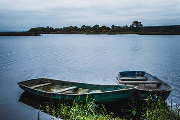 Obraz premium Old wooden boats off the coast. Cold autumn morning