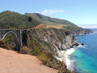 Puente en ruta costera por California