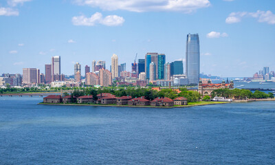 Fototapeta premium widok na Ellis Island i Jersey City z Liberty Island