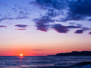 Fototapeta premium Amazing sea sunset, the sun, waves, clouds