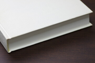 机に置いた読みかけの本