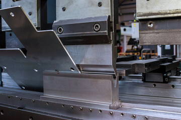 Bending sheet metal with a hydraulic machine at the factory