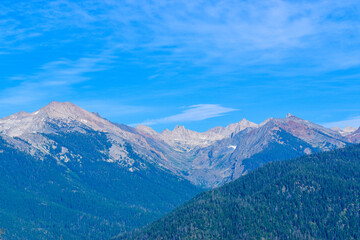 Fototapeta na wymiar beautiful mountain range in Sequoia Park overlooking Sierra Mountain range