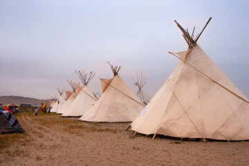 Tipis en danza del sol y búsqueda de visión © William