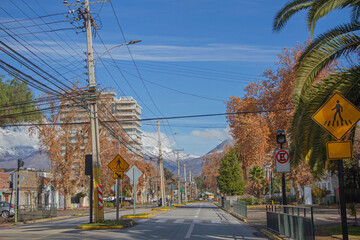 Fototapeta na wymiar Paisaje urbano de la ciudad Los Andes, Chile. En uncía después de nevadas en las montañas.