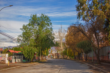 Paisaje urbano de la ciudad Los Andes, Chile. En uncía después de nevadas en las montañas.