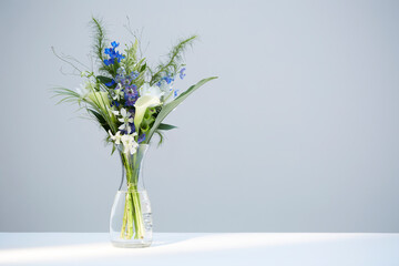 グレーの背景の花瓶の花