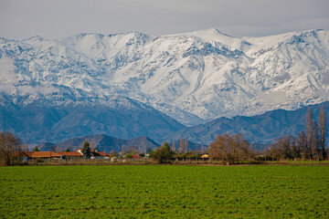 Paisaje de montaña y campo. Campo de Chile, luego de una lluvia y una nevada en la cordillera