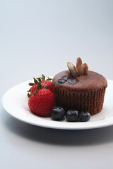 Chocolate chip muffin with berries