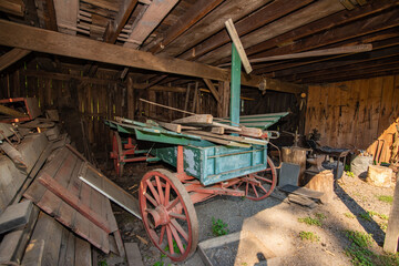 carreta antigua en granja vieja