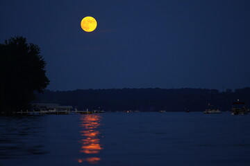 Obraz premium moon over lake