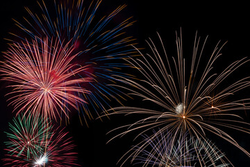 Obraz premium A very large and colorful firework explodes in the night sky in a celebration of freedom on the Fourth of July.