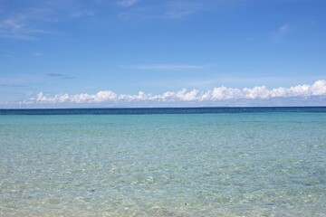 Fototapeta na wymiar deserted white sand beach with clear water and clear sky