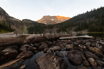 Obraz premium rocks in a lake in the mountains on a nice morning with sun light