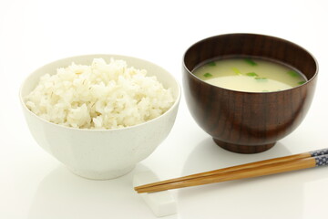 麦ごはんと味噌汁