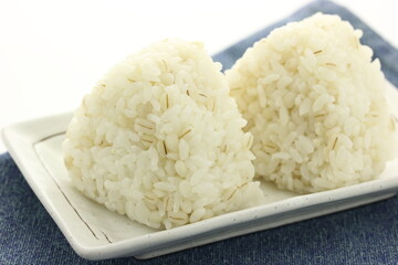 麦ごはんのおにぎり