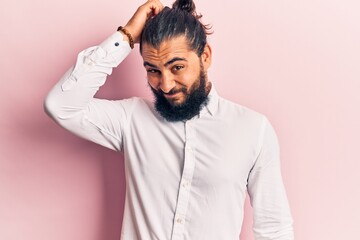 Obraz premium Young arab man wearing casual clothes confuse and wonder about question. uncertain with doubt, thinking with hand on head. pensive concept.