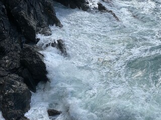 Obraz premium water flowing over rocks
