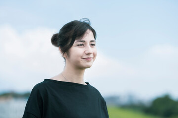 女性ポートレートと青空