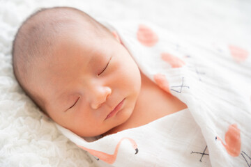 出産直後産まれたてのお母さんに抱かれて眠っている日本人の赤ちゃんの寝顔 新生児のニューボーンフォト Wall Mural Photosozai