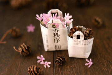 新聞紙で作ったミニチュアエコバッグ、買い物バッグ、マイバッグ