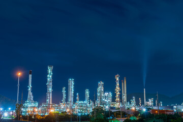 Obraz na płótnie Canvas Plant oil and gas refinery industry at night