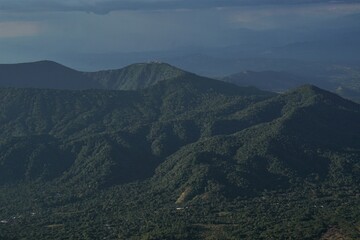 Fototapeta na wymiar Vista de cráter de volcán de Chinameca en El Salvador, volcán inactivo con mucha vegetación en el oriente del país