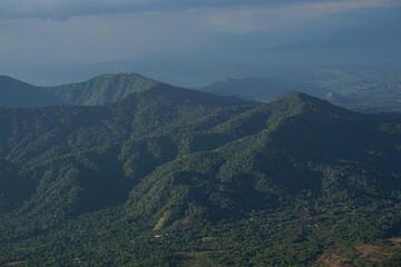 Vista de cr&aacute;ter de volc&aacute;n de Chinameca en El Salvador, volc&aacute;n inactivo con mucha vegetaci&oacute;n en el oriente del pa&iacute;s