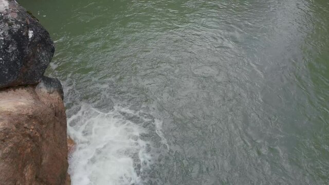 Cascada, salto de agua r&iacute;o rodeado de verde vegetaci&oacute;n paraje natural arroyo bonito plano a&eacute;reo drone en parque natural 17
