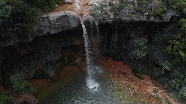 Cascada, salto de agua r&iacute;o rodeado de verde vegetaci&oacute;n paraje natural arroyo bonito plano a&eacute;reo drone en parque natural 04