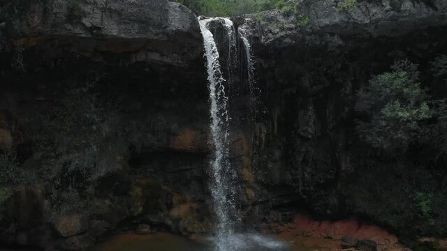 Cascada, salto de agua r&iacute;o rodeado de verde vegetaci&oacute;n paraje natural arroyo bonito plano a&eacute;reo drone en parque natural