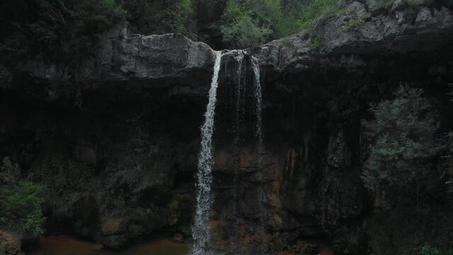 Cascada, salto de agua r&iacute;o rodeado de verde vegetaci&oacute;n paraje natural arroyo bonito plano a&eacute;reo drone 14
