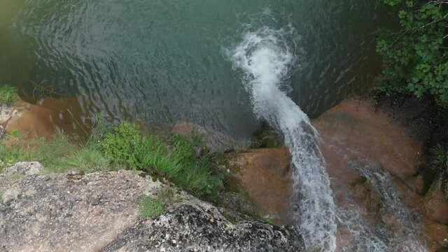 Cascada, salto de agua r&iacute;o rodeado de verde vegetaci&oacute;n paraje natural arroyo bonito plano a&eacute;reo drone 12