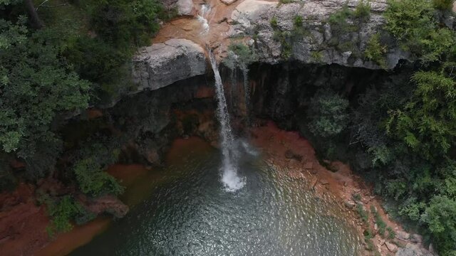 Cascada, salto de agua r&iacute;o rodeado de verde vegetaci&oacute;n paraje natural arroyo bonito plano a&eacute;reo drone 10