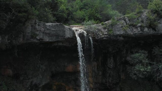Cascada, salto de agua r&iacute;o rodeado de verde vegetaci&oacute;n paraje natural arroyo bonito plano a&eacute;reo drone 06
