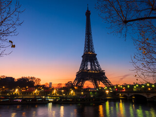 Obraz premium The Eiffel tower at sunrise in Paris