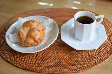 a cream puff and cup of coffee set / シュークリームとブラックコーヒー（横アングル）