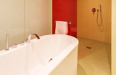 Badewanne in modernem Badezimmer