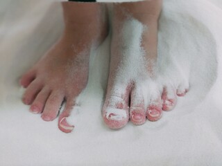 パウダーサンドで砂遊びする足feet