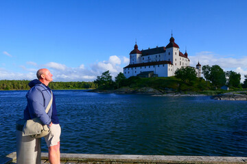 Obraz premium Lidkoping, Sweden A tourist at the medieval Lacko Castle on the southern shore of Lake Vanern