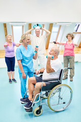 Fototapeta na wymiar Therapeutin betreut Senioren beim Hanteltraining