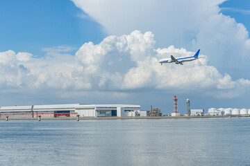 飛行機と空